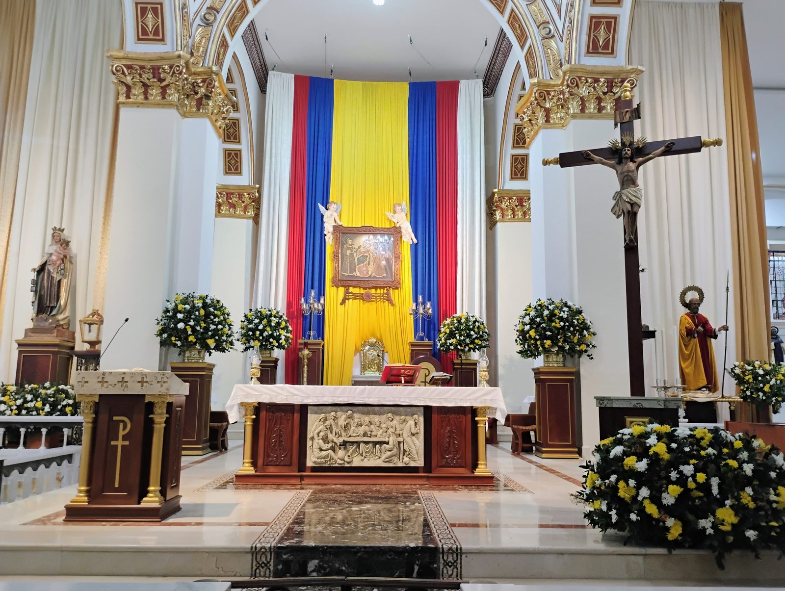 Altar mayor con bandera de Colombia