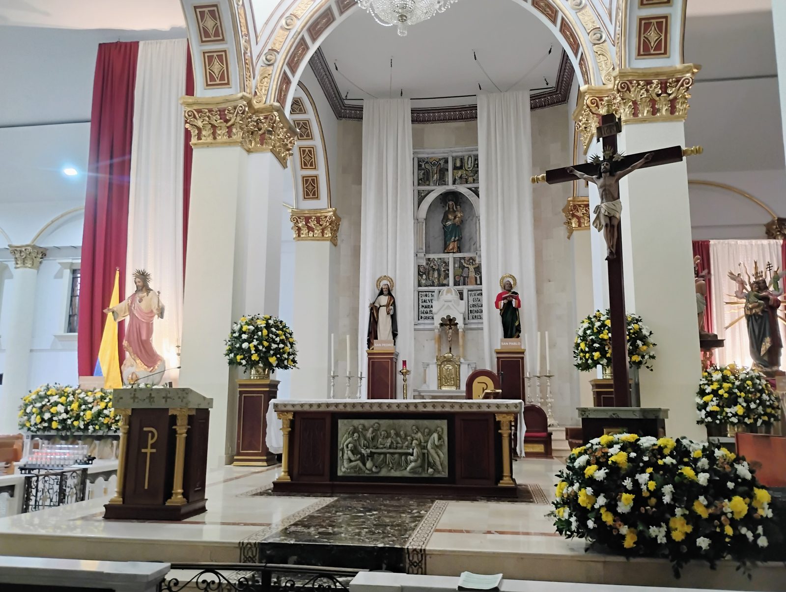 Altar decorado con flores
